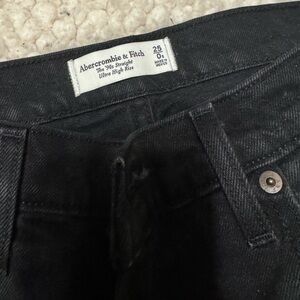 Barely worn black A&F The 90’s Straight Ultra High Rise